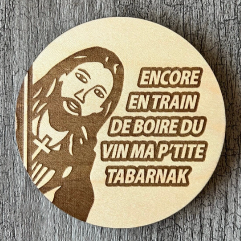 Un sous-verre en bois (Encore en train de boire du vin)