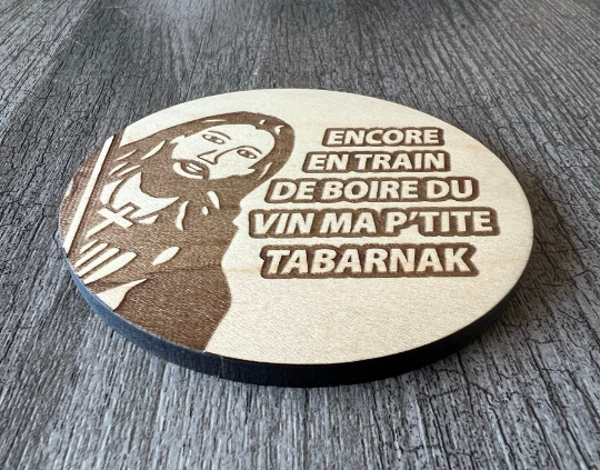 Un sous-verre en bois (Encore en train de boire du vin)