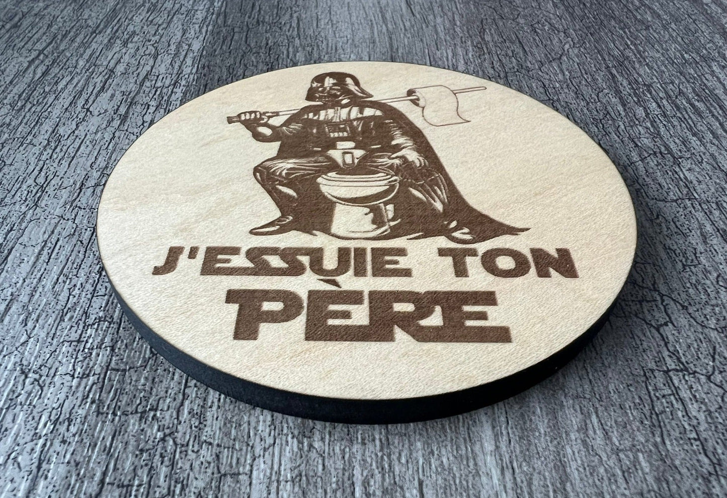 Un sous-verre en bois (J'essuie ton père)