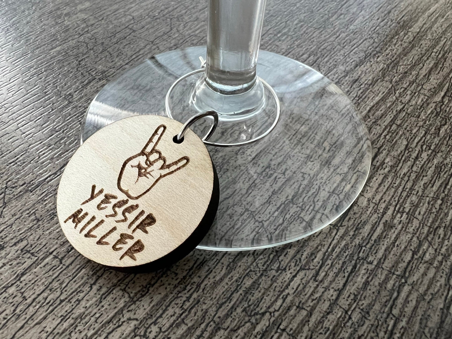 Un identificateur pour coupe de vin (Yessir Miller)