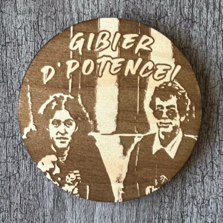 Un sous-verre en bois (Gibier de potence)