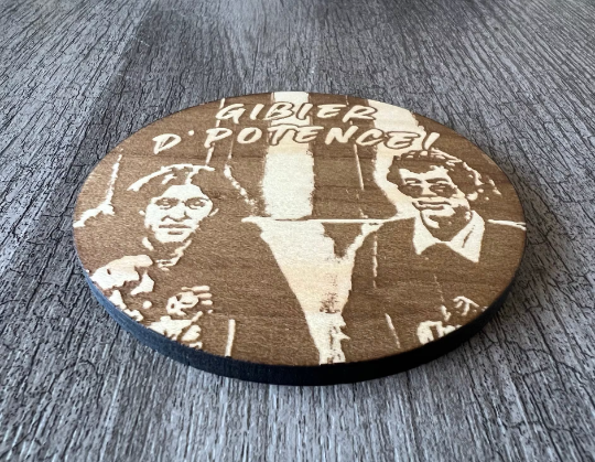Un sous-verre en bois (Gibier de potence)