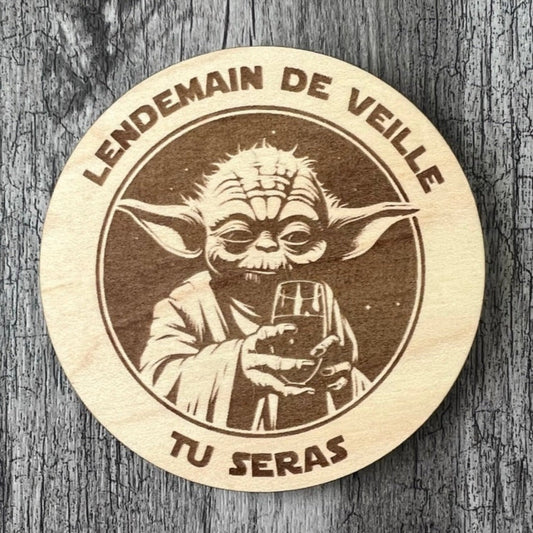 Un sous-verre en bois (Lendemain de veille tu seras)