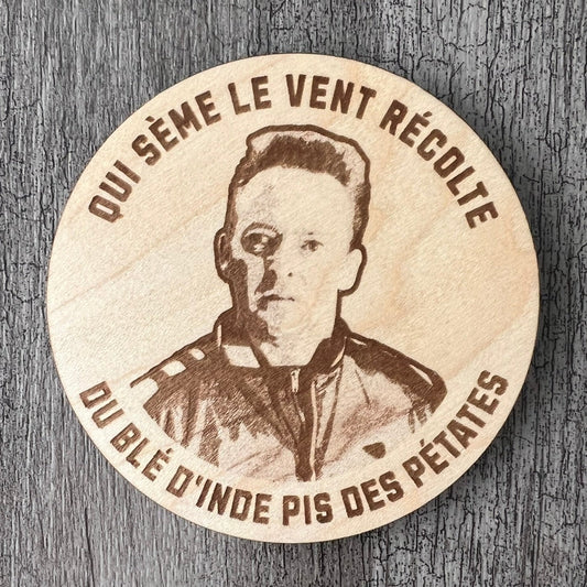 Un sous-verre en bois (Charles Patenaude - Qui sème le vent)